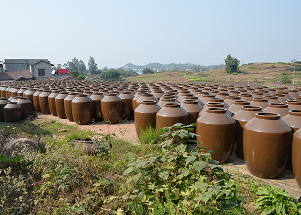 土陶酒坛厂区一角